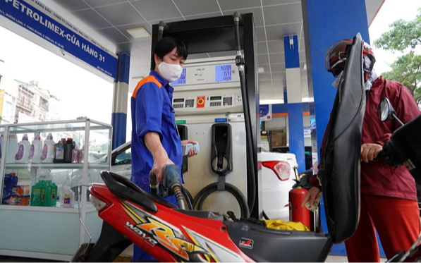 Giá xăng dầu hôm nay 2/4: Cập nhật giá xăng dầu Petrolimex 15h chiều nay