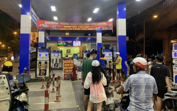 Giá xăng dầu hôm nay 2.4: Đồng loạt đảo chiều