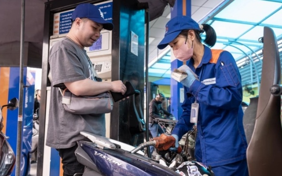 Ngân sách có thể tạm ứng tới 4.000-5.000 mỗi lít xăng dầu