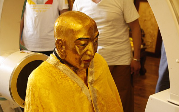 Bức tượng nhà sư mạ vàng 1.000 năm tuổi bất ngờ "hiện nguyên hình" sau khi quét CT: Còn nguyên bộ não và xương