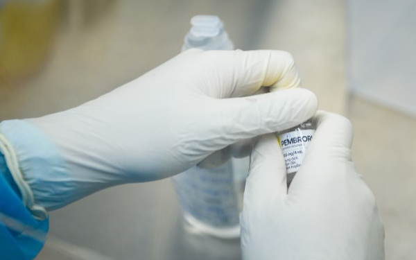 Đỉnh: Cận cảnh quy trình người Việt được điều trị thuốc miễn dịch ung thư của Nga, giá mỗi lọ khoảng 19 triệu