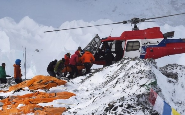 Hướng dẫn viên đầu độc hơn 4700 người leo núi Everest để dàn dựng cứu hộ giả