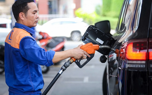Giá xăng dầu tăng, có loại vượt 40.000 đồng/lít