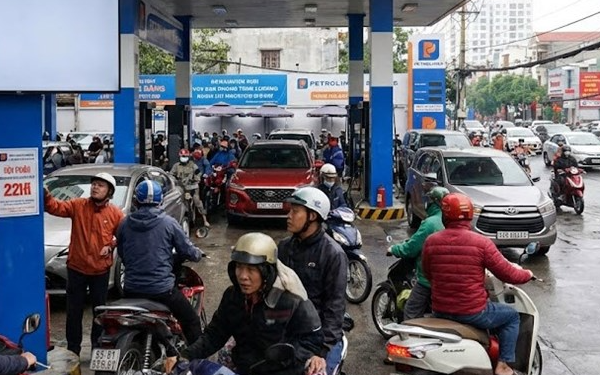 Giá xăng dầu hôm nay 3/4: Tăng mạnh trở lại