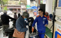 Dầu diesel tăng mạnh hơn 5.300 đồng/lít, xăng tăng nhẹ gần 1.000 đồng/lít