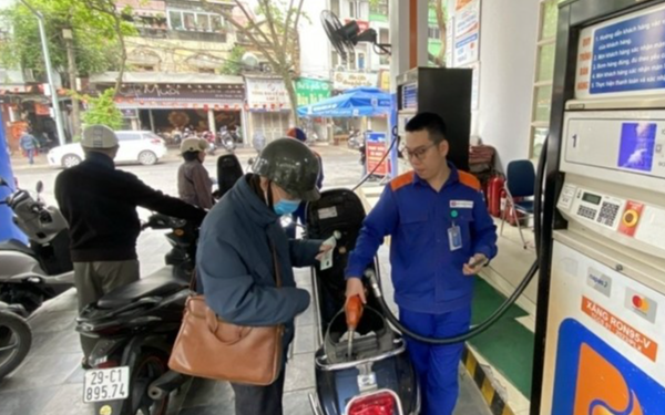 Dầu diesel tăng mạnh hơn 5.300 đồng/lít, xăng tăng nhẹ gần 1.000 đồng/lít