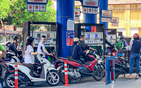 Giá xăng dầu hôm nay: Thấp hơn nhiều nước láng giềng