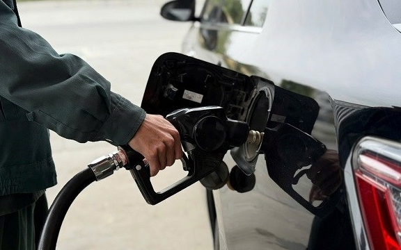 Giá xăng dầu hôm nay 5/4/2026: Bảng giá cả xăng dầu Petrolimex, Thalexim, PVOIL và Mipecorp