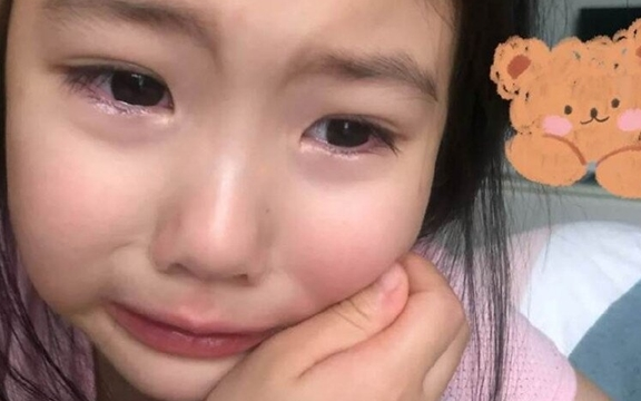 Con khóc nức nở vì tính 3 x 8 = 24 bị gạch sai, mẹ đi đòi công bằng, cô giáo giải thích mà ngã ngửa