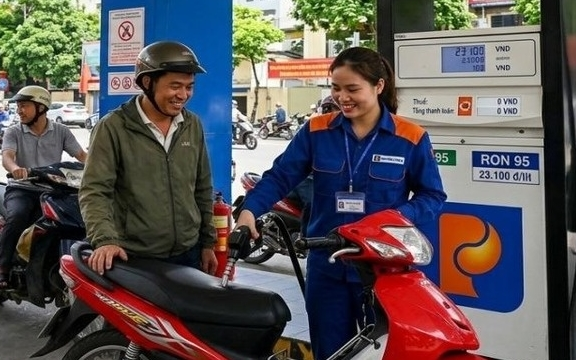 1 lít xăng tốn 1/3 thu nhập một ngày ở Lào, 1/5 ở Campuchia, Việt Nam thì sao?