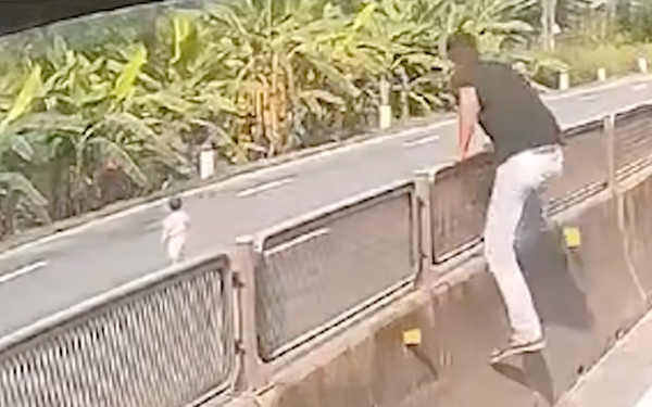 Vụ nam tài xế nhảy khỏi xe, cứu bé gái 2 tuổi đi bộ giữa quốc lộ: Gia đình cháu bé nói gì?