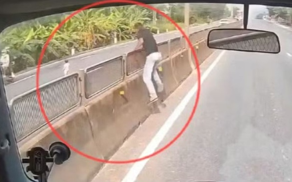 Danh tính tài xế bỏ xe, lao qua dải phân cách ôm bé gái giữa quốc lộ, công an đã liên hệ