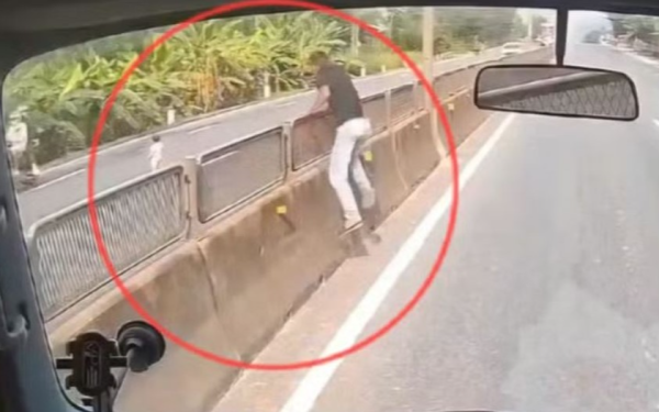 CSGT nói gì về hành động dừng xe giữa quốc lộ cứu bé gái của nam tài xế?