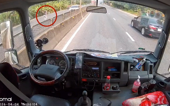 Tài xế thắng gấp giữa quốc lộ, lao xuống cứu bé gái 2 tuổi băng qua đường