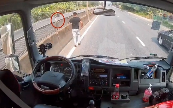 Tài xế thắng gấp giữa quốc lộ, lao xuống cứu bé gái 2 tuổi băng qua đường