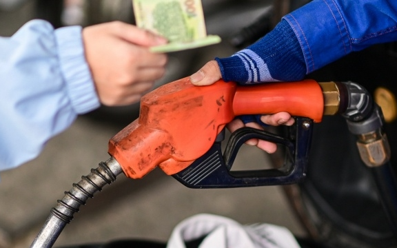 Giá xăng dầu Việt Nam rẻ hơn các nước, xuất hiện nạn gom hàng bán qua biên giới