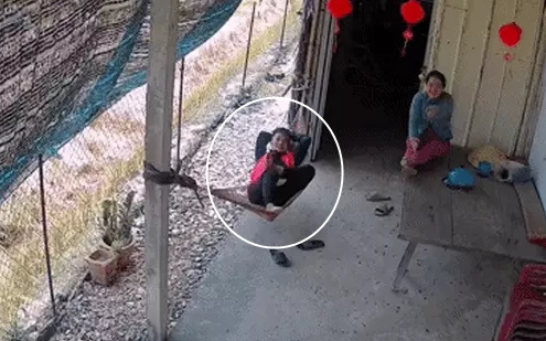 Con gái kiểm tra camera thấy cảnh shipper và mẹ trong nhà, đăng lên mạng liền được khuyên “cẩn thận”