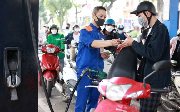 Cập nhật giá xăng dầu ngày 6/4: Giá dầu thế giới biến động trái chiều