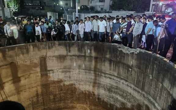 Ô tô lao xuống giếng sâu, 9 người được tìm thấy trong xe