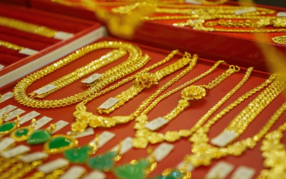 Giá vàng hôm nay 6/4/2026: Rơi thẳng đứng đầu phiên, SJC và nhẫn trơn giảm tiếp