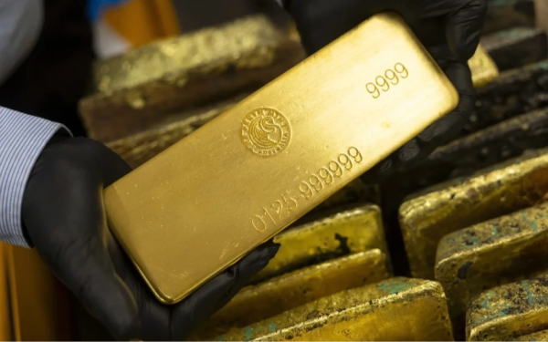 Giá vàng thế giới rơi thẳng đứng