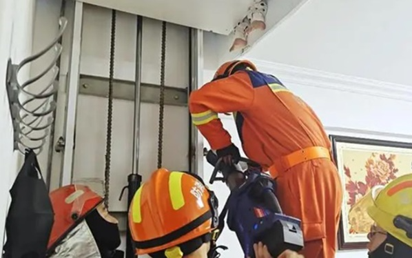 Con gái đi thang máy rồi mất tích, gia đình tá hỏa phát hiện đôi chân thò ra từ trần nhà, lập tức báo cảnh sát