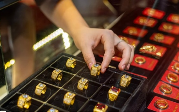 Giá vàng trong nước diễn biến lạ