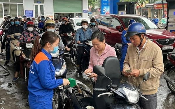 Nhập khẩu xăng dầu tháng 3 tăng đột biến, Bộ Công Thương báo tin vui mới