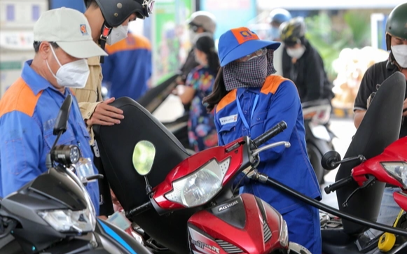 Giá xăng dầu hôm nay: Lao dốc sau tuyên bố của Mỹ