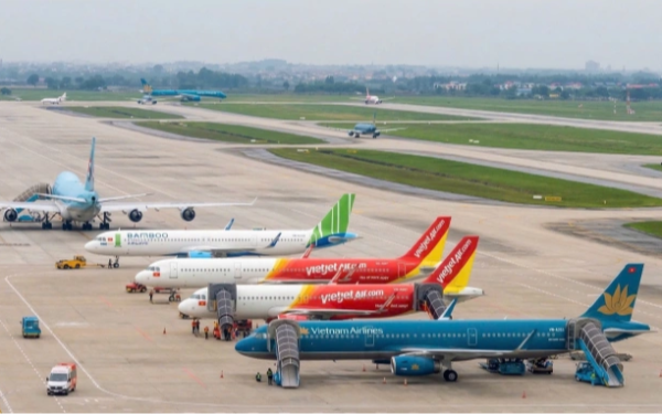 Vé máy bay, tàu dịp 30/4 tăng mạnh, nhiều chặng chạm trần