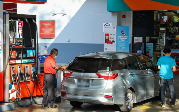 Giá xăng vọt lên hơn 81.500 đồng/lít, quốc gia Đông Nam Á phát tiền cho dân, mức cao nhất hơn 12 triệu đồng/người