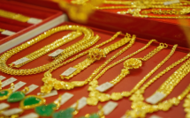 Giá vàng tăng dữ dội, dầu lao dốc 19% sau tuyên bố ngừng bắn của ông Donald Trump