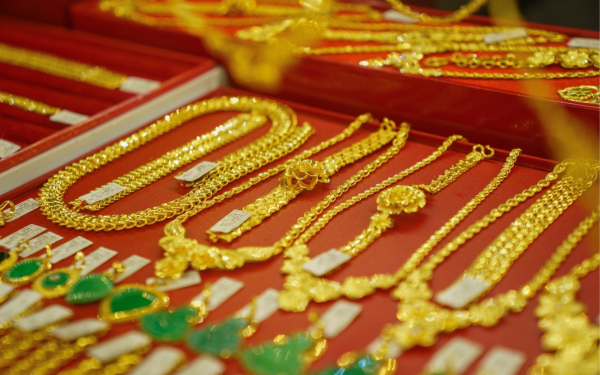 Giá vàng tăng dữ dội, dầu lao dốc 19% sau tuyên bố ngừng bắn của ông Donald Trump