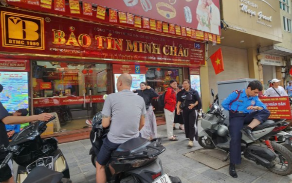 Giá vàng hôm nay mới nhất (8/4) tăng sốc: Người dân ồ ạt đi bán, nhà vàng có động thái "lạ"