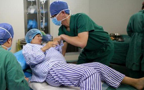 Mẹ 33 tuổi đột nhiên ho khi sinh con rồi nhắm mắt mãi mãi sau 5 phút