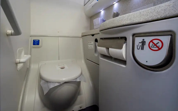 Lý do không nên dùng giấy vệ sinh trên máy bay