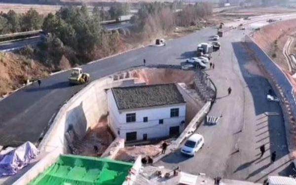 Gia chủ không chịu di dời khiến đường cao tốc phải "tách đôi": Từ chối khoản đền bù hơn 5,6 tỷ đồng cùng 3 căn nhà, kết cục phải sống giữa khói bụi và tiếng ồn