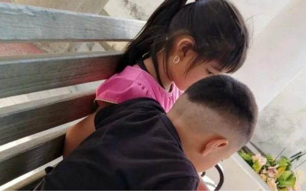 Bố mẹ ra ngoài 20 phút, 2 chị em tử vong trong tủ đông