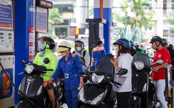 Giá dầu diesel hạ gần 10.000 đồng một lít