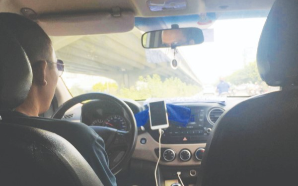 Phát hiện khách ôm túi đựng hơn 300 triệu đồng tiền mặt, tài xế nhận cuộc gọi lạ liền quay đầu đưa thẳng đến đồn công an