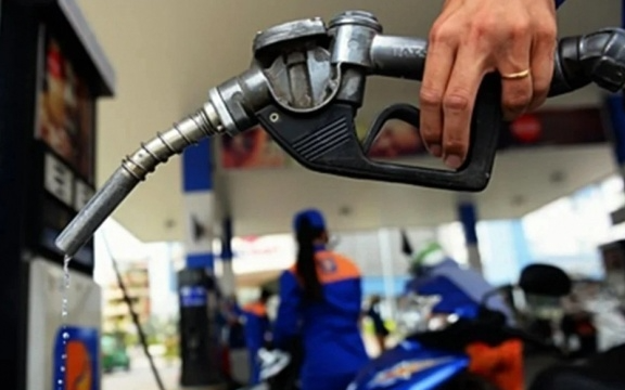 Giá xăng dầu giảm sâu: “Khoảng thở” và áp lực điều hành