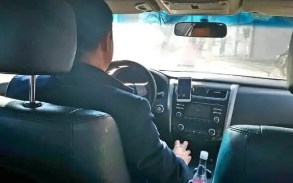 Phát hiện khách ôm túi đựng hơn 300 triệu đồng tiền mặt, tài xế nhận cuộc gọi lạ liền quay đầu đưa thẳng đến đồn công an