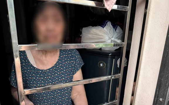 Xôn xao thông tin cụ bà ở Hà Nội "bị nhốt trong nhà của mình", con đưa cơm qua cửa sổ: Chính quyền nói gì?
