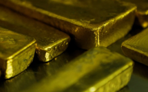 Giá vàng thế giới chật vật