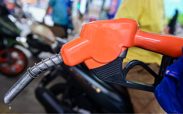 Giá xăng dầu hôm nay 11/4: Dầu thế giới hạ nhiệt, trong nước duy trì mức thấp