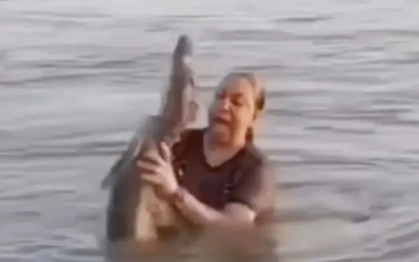 Tưởng khúc gỗ trôi giữa chân, người phụ nữ nhấc lên thì hét lớn