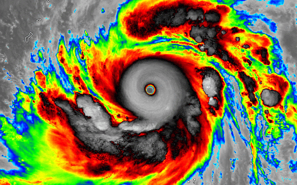Cận cảnh mắt bão khủng khiếp của siêu bão mạnh nhất hành tinh