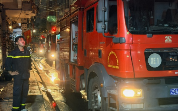 Cháy nhà 5 tầng trong đêm ở Hà Nội