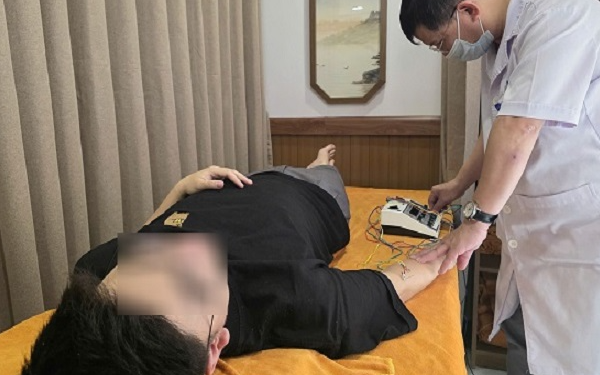 Nam thanh niên 27 tuổi bị liệt cánh tay sau giờ chợp mắt ngủ trưa: Bác sĩ Bệnh viện Bạch Mai cảnh báo 1 thói quen gây tổn thương nghiêm trọng