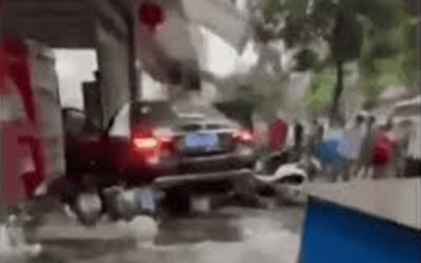 Lấy trộm xe Mercedes gia đình đi thuê, cậu bé gây tai nạn khiến ít nhất 3 người tử vong